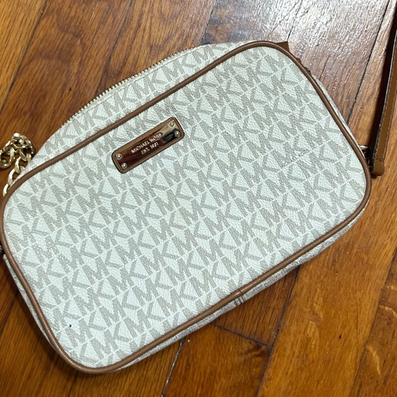 Michael Kors Handbags - Michael Kors Crossbody Bag Vanilla